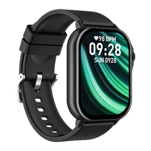 Denver SWG159 zwarte smartwatch met groen scherm en klok 09:28, schuin vooraanzicht