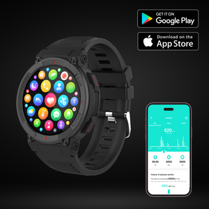 Denver SWG339 smartwatch naast de app op een telefoon, met Google Play- en App Store-badges