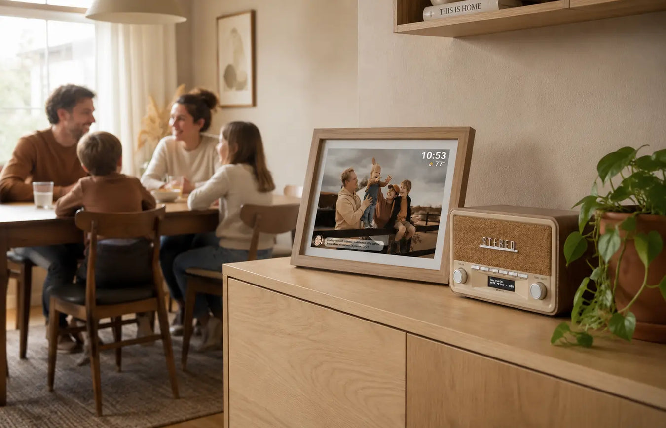 Familie aan tafel met Denver Radio en Fotolijst